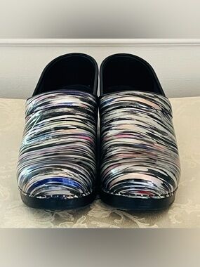 Dansko Womens XP 2.0  Metallic Striped Patent Leather Clog Size 39 EU 8.5-9 US